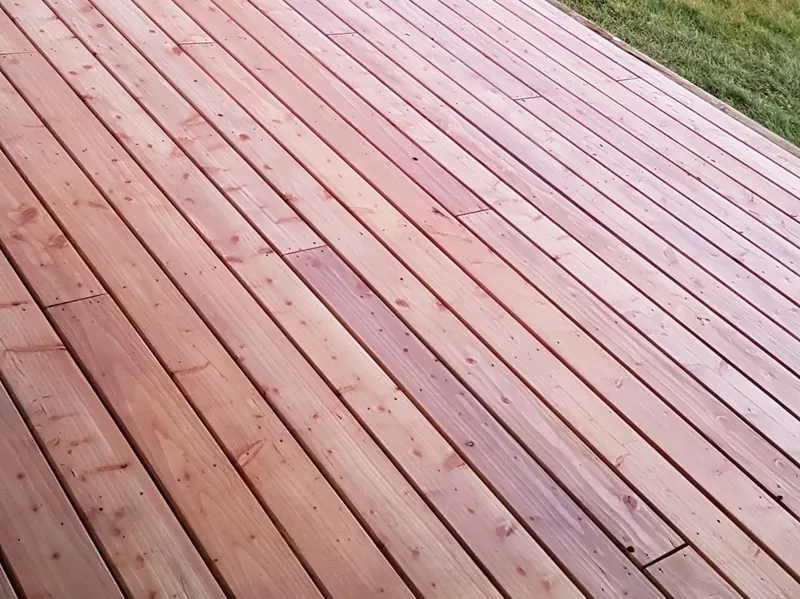 Terrasse en bois neuve réalisée par Olivier Services dans l'Aude