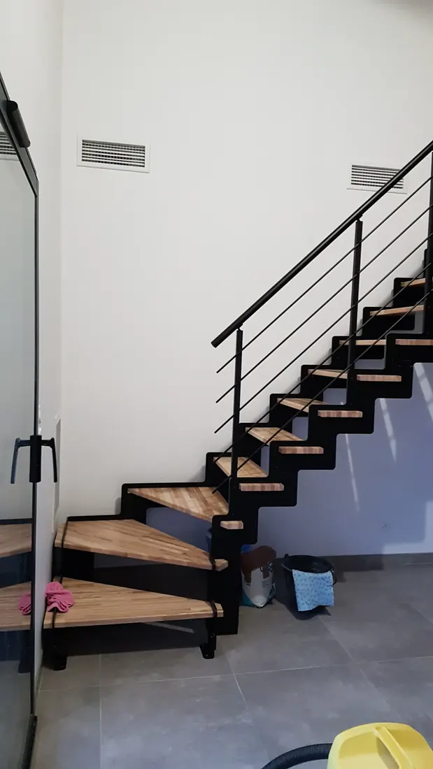 Escalier métallique à marches bois équipé d'un garde-corps et d'une main courante