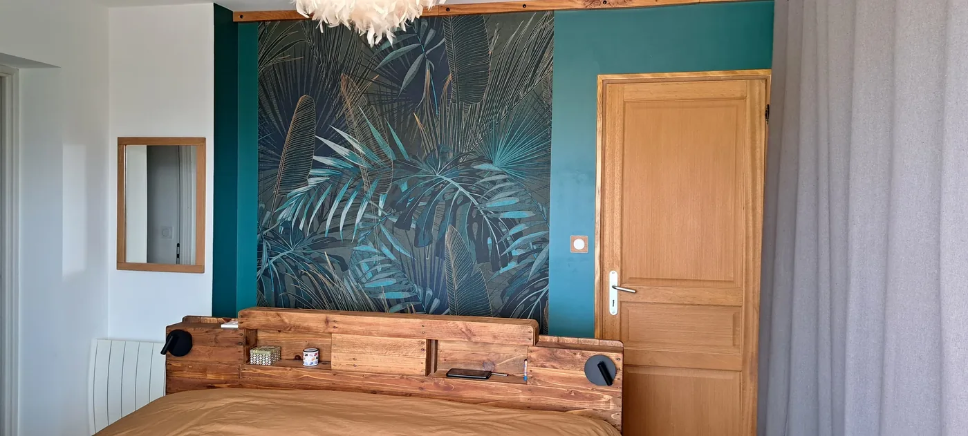 Chambre rénovée : peinture, papier peint panoramique et tête de lit en bois