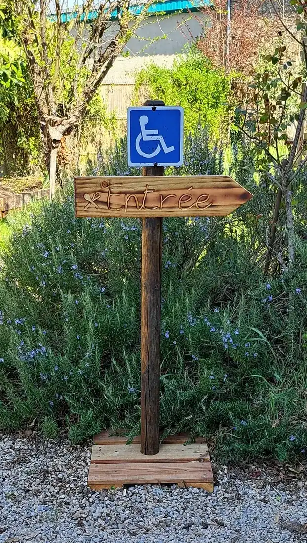 Panneau de signalisation en bois sur pied fabriqué sur mesure